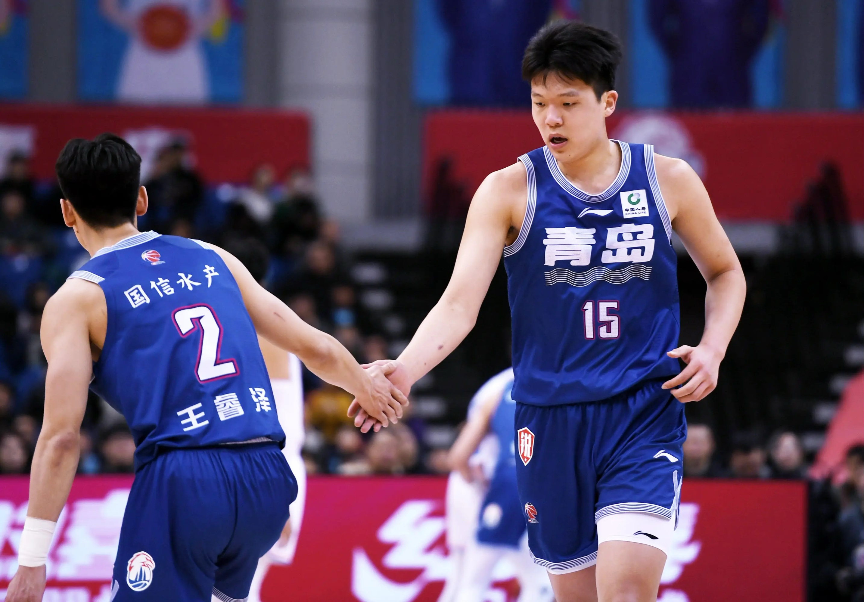 B体育体育在线-球员们在场上发挥出色，助球队获得胜利