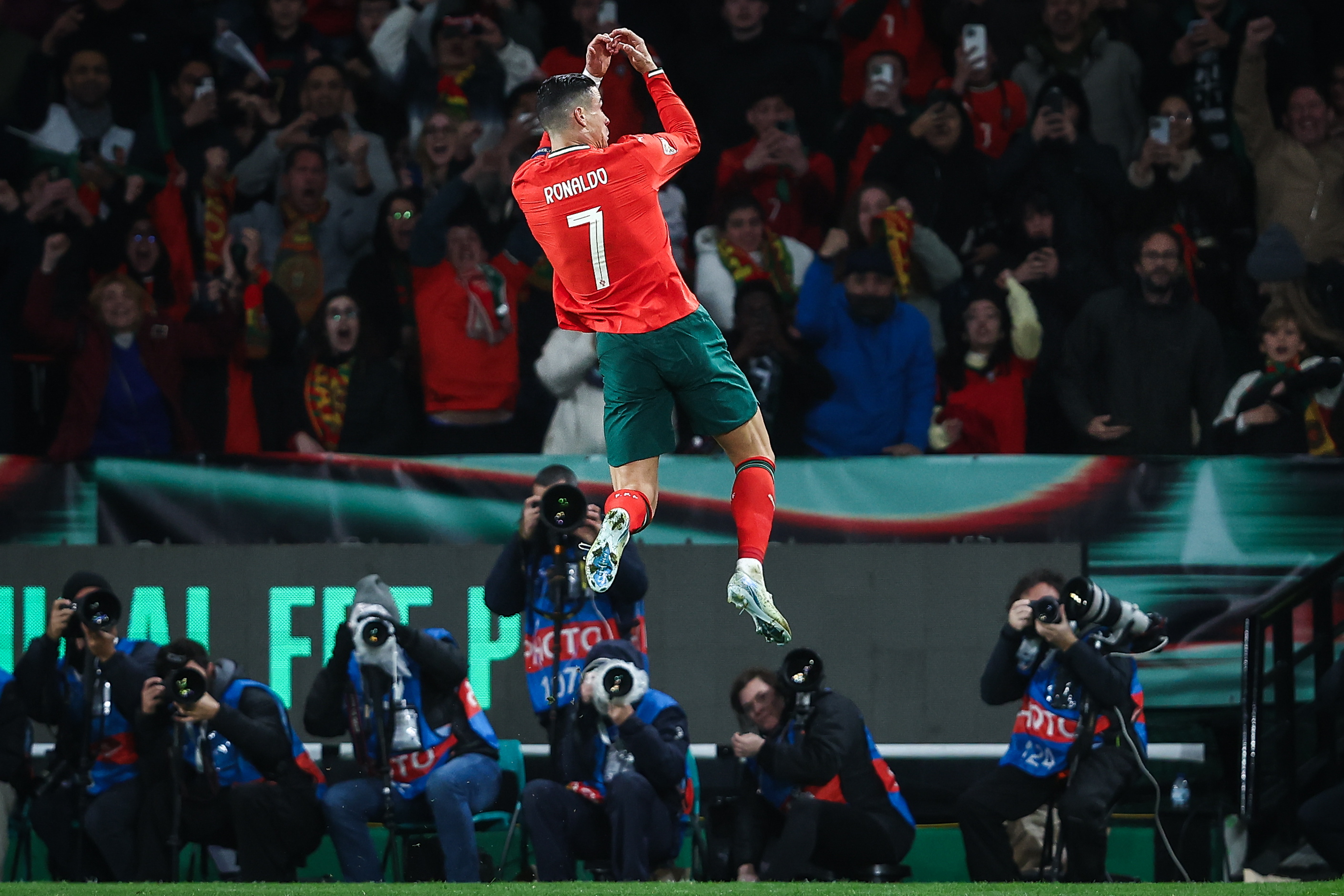 B体育体育链接-欧洲国家足球比赛即将启动，各队备战紧张