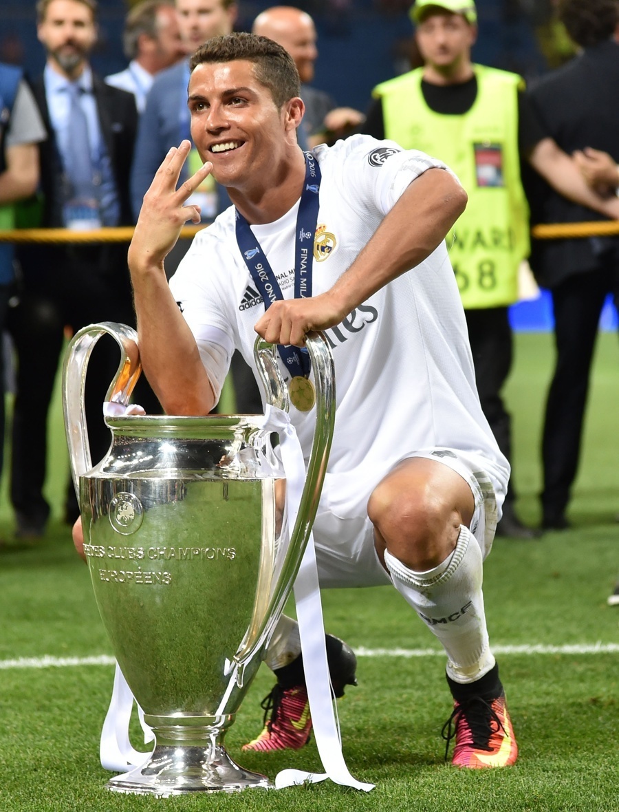 B体育体育在线登录-C罗在欧洲杯比赛中大放异彩，荣膺最佳球员称号