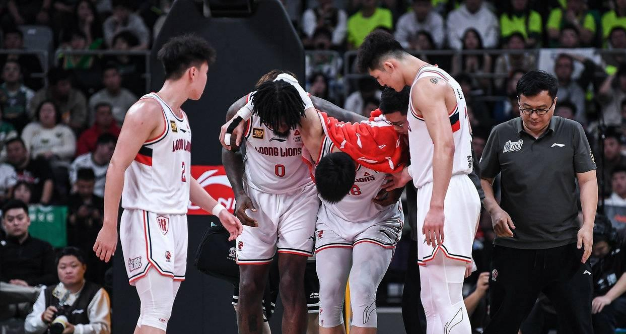 球员伤病频发，篮球比赛备战形势严峻