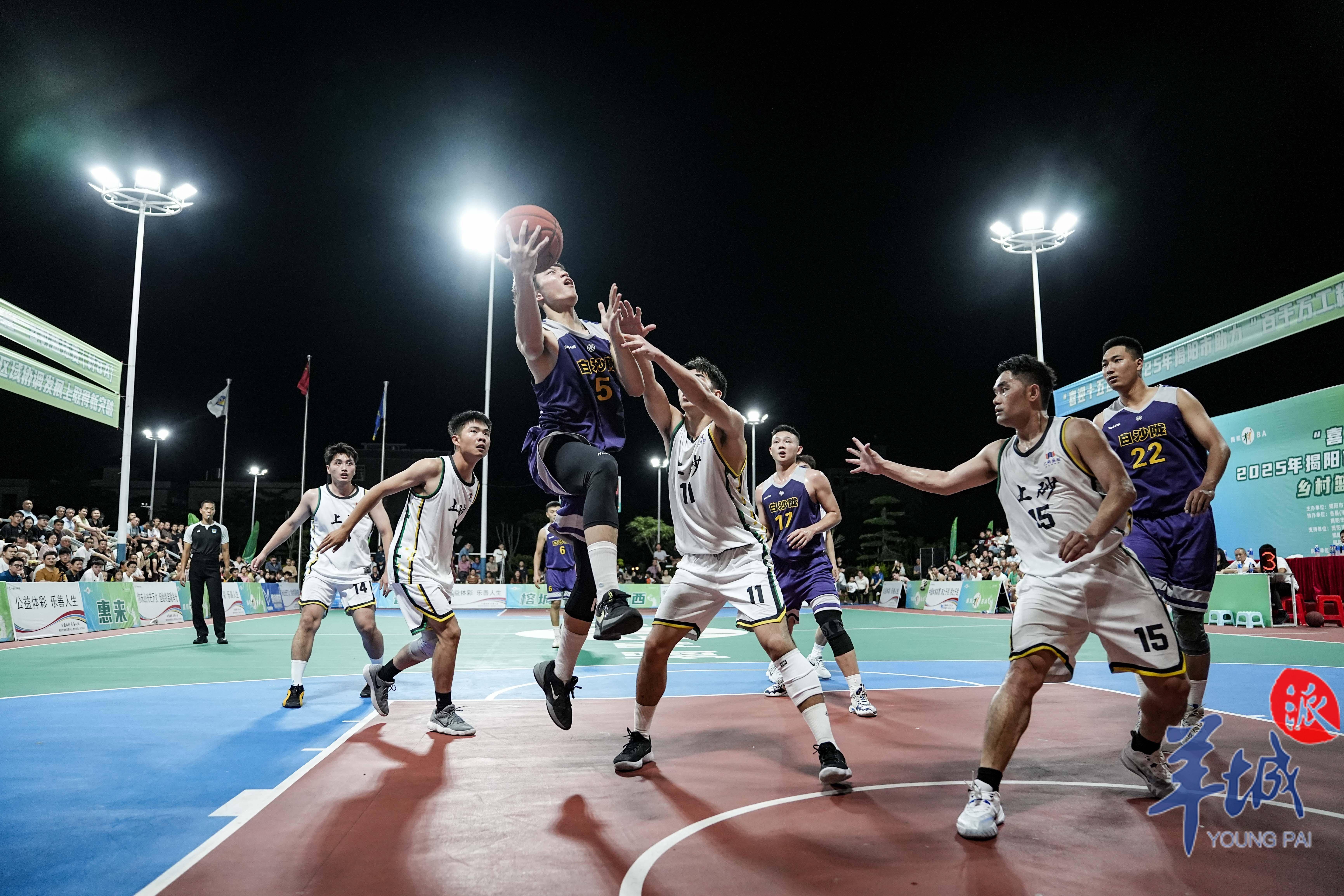 关于篮球赛事举办地球迷欢呼不止的信息