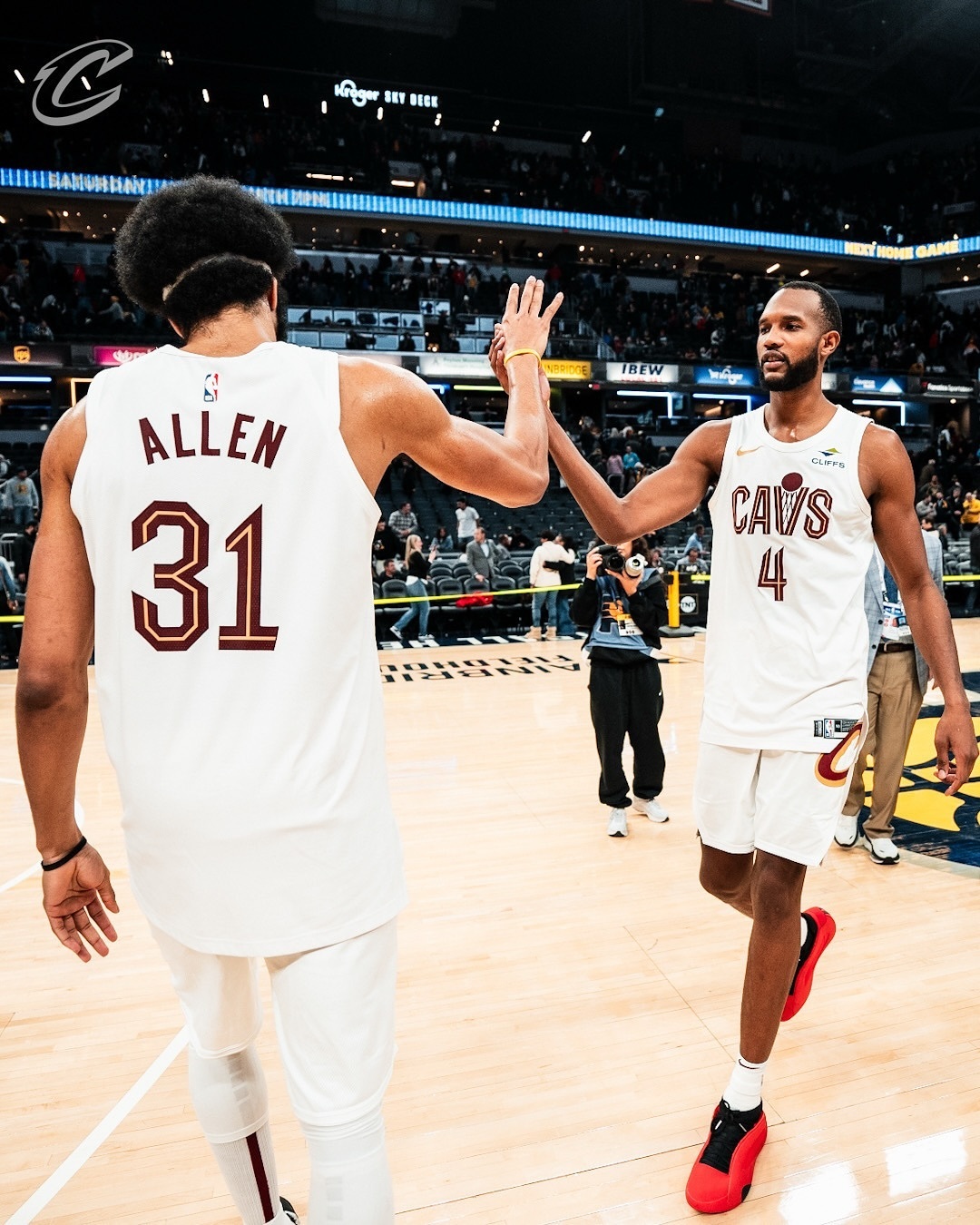 勇士客场击败骑士,取得八连胜 勇士客场击败骑士,取得八连胜