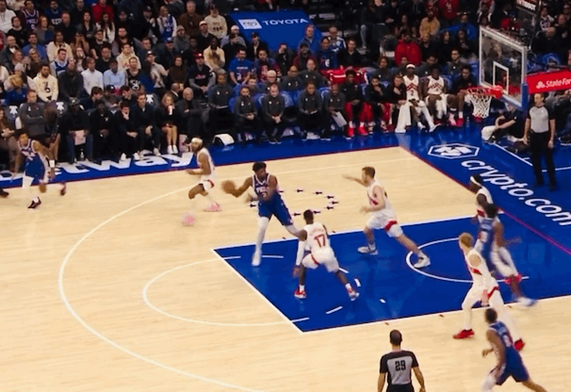 人在加时赛中击败猛龙,恩比德狂砍分 人在加时赛中击败猛龙,恩比德狂砍分