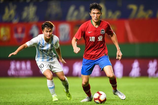 广州恒大主场轻松战胜广州富力，继续领跑